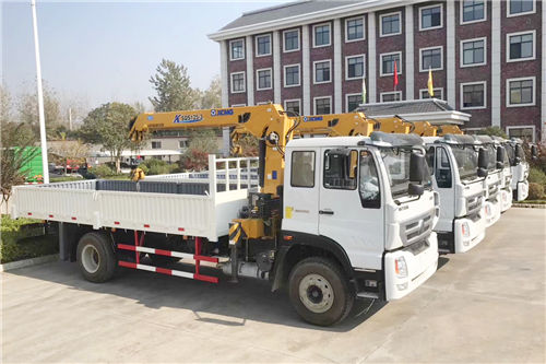 5 unités de camions de grue montés 5t de marque sinotruk pour le port de wuhan