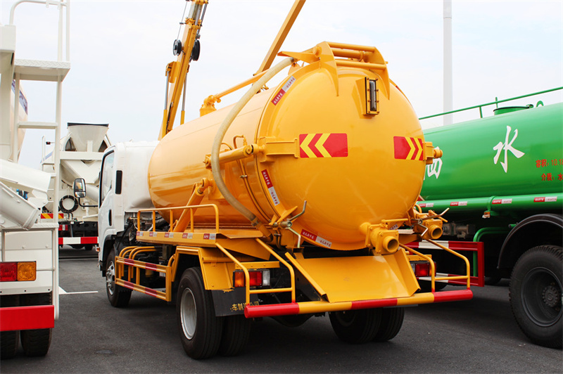 Camion d'aspiration des eaux usées Isuzu ELF