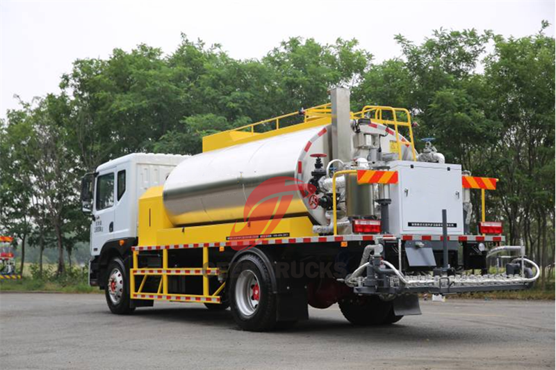 Isuzu FTR bitumen sprayer truck