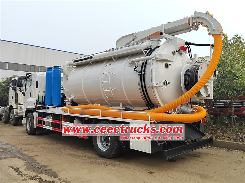 Isuzu Giga truck mounted sewer jetter