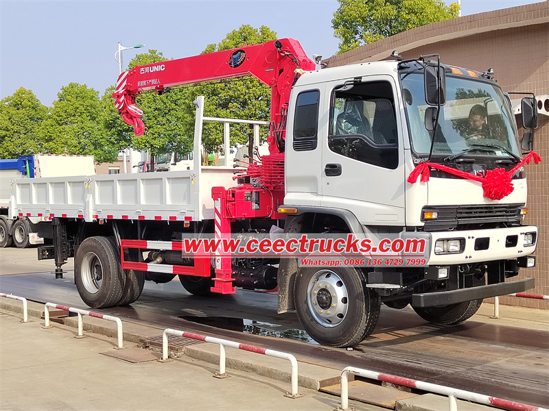 Isuzu cargo truck with Crane