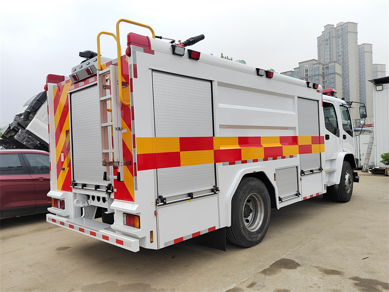 Isuzu fire fighting truck