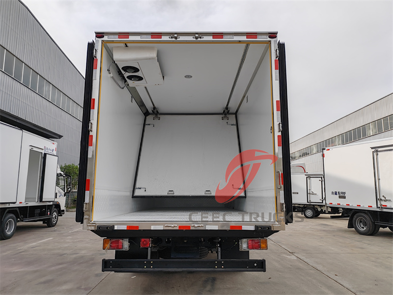 ISUZU Refrigerated Truck with Partition