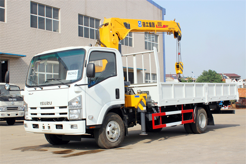 ISUZU NKR cargo truck with telescopic crane 