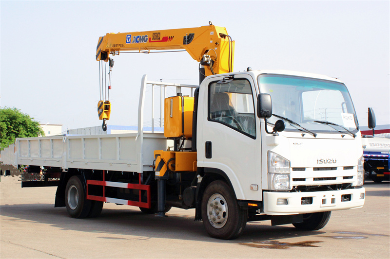 Isuzu NPR cargo truck with 3tons crane