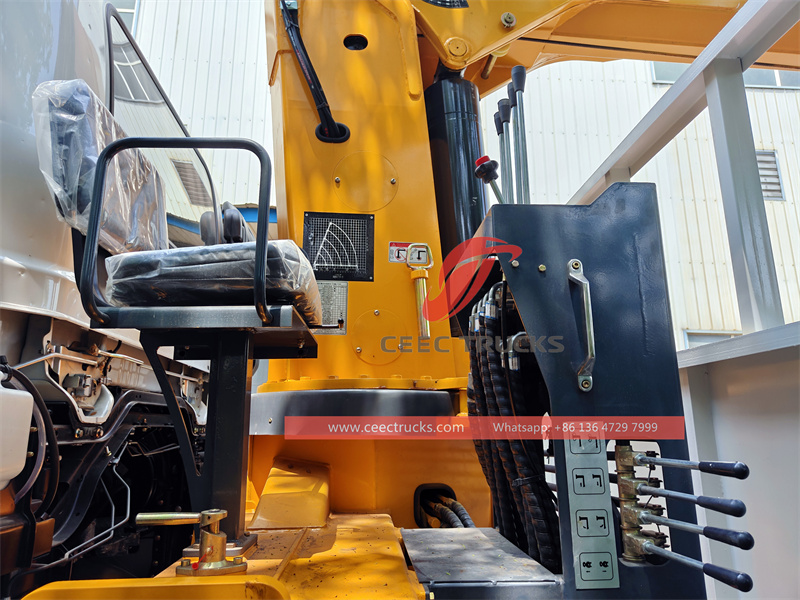 Isuzu GIGA 6x4 boom truck with 12tons crane