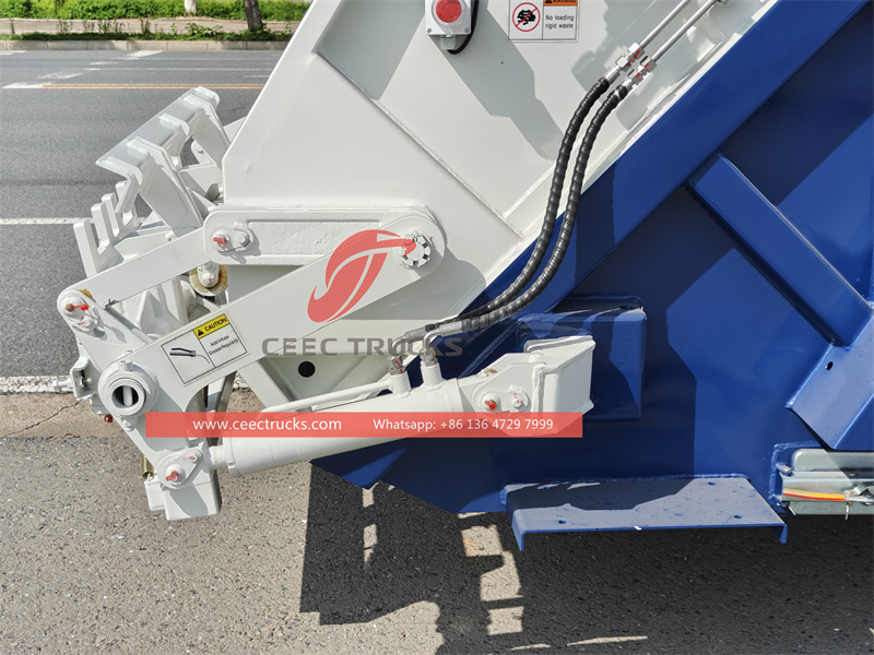 Isuzu ELF 8CBM garbage compactor truck