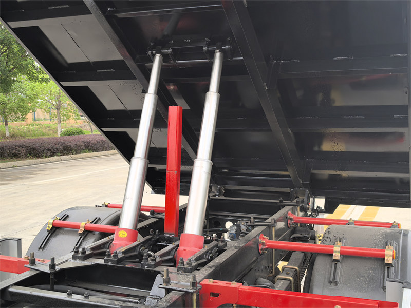 Heavy duty hydraulic cylinders with balance valve