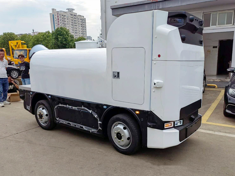 Auto driving water tank truck 