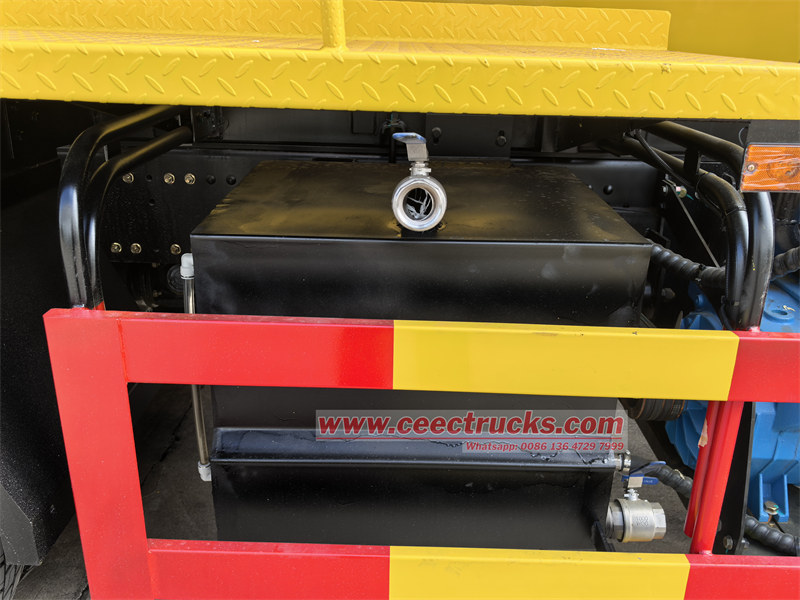 Vacuum pump with water tanker