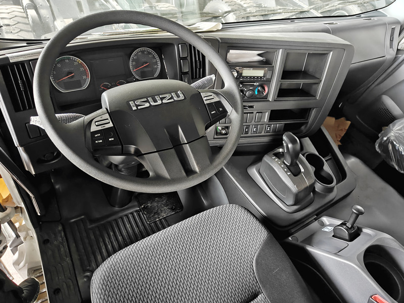 ISUZU lorry cargo truck with GIGA cabin