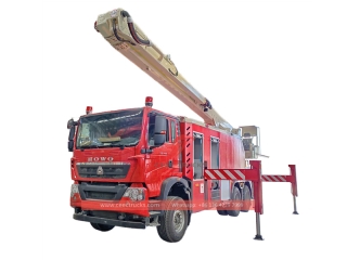Camion de lutte contre les incendies d'eau HOWO 6 × 4 avec canon à eau à pression supérieure de 32 mètres