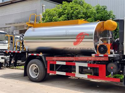 Howo light-duty 3000L asphalt spreading truck