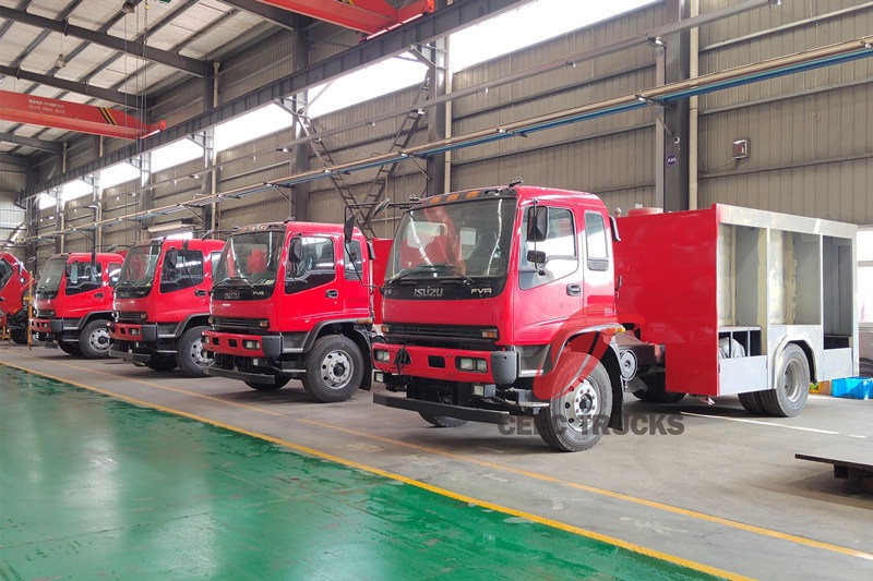 4 unités de camion de pompiers à réservoir d'eau ISUZU FVR en production