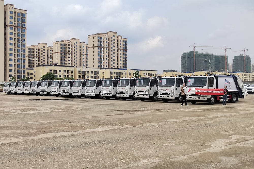 Un client d'Amérique latine achète 15 unités de camions compacteurs à ordures ISUZU