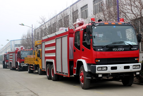 commande dubai client 8 unités camion de pompiers et camion grue isuzu