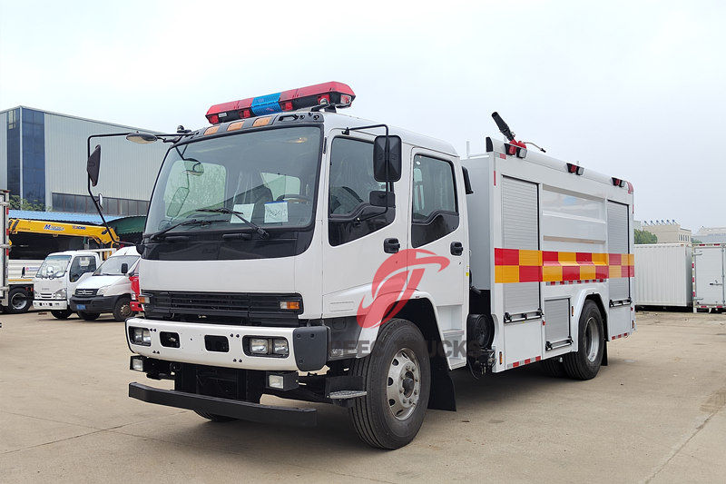 Camion de pompier à mousse avec réservoir d'eau Isuzu FTR 205hp