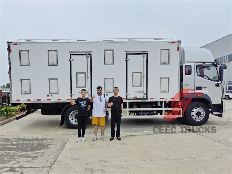 Un client d'Arabie saoudite en visite pour l'achat d'un camion frigorifique ISUZU Giga