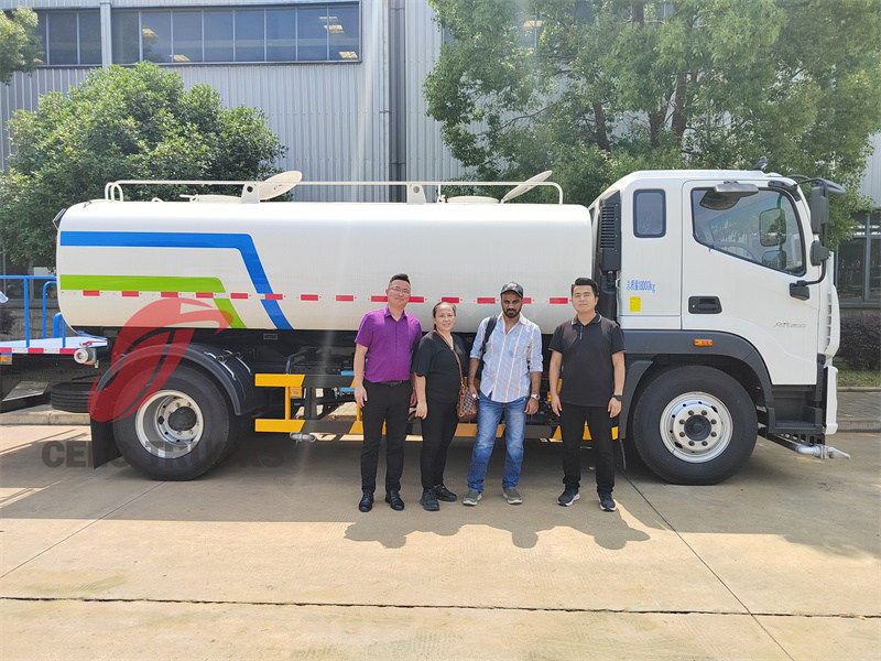 Client d'Oman en visite pour l'achat d'un camion d'eau potable ISUZU GIGA