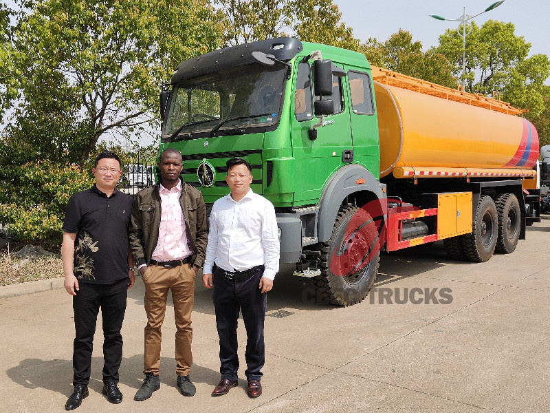 Client sénégalais en visite pour l'achat et l'inspection du camion-citerne à carburant BEIBEN 2642