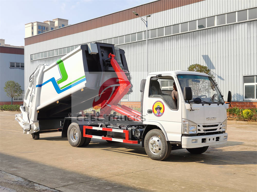 Le chargeur arrière Isuzu 600P avec crochet de levage est lancé par CEEC TRUCKS