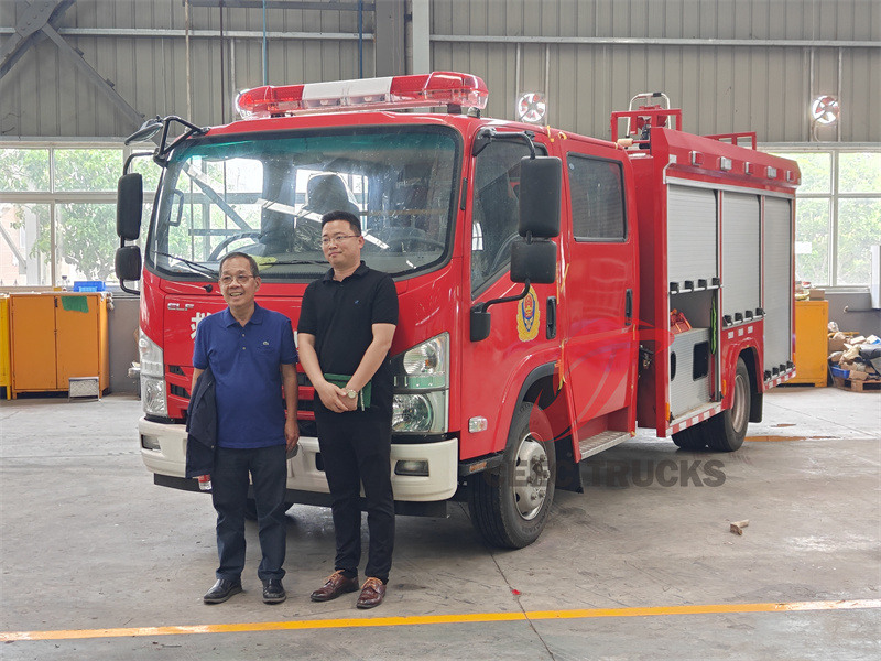 Clients philippins en visite pour acheter un camion de pompiers Isuzu 2000L