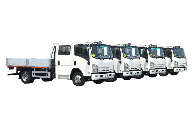 4 unités de camion cargo léger à double cabine Isuzu KV100